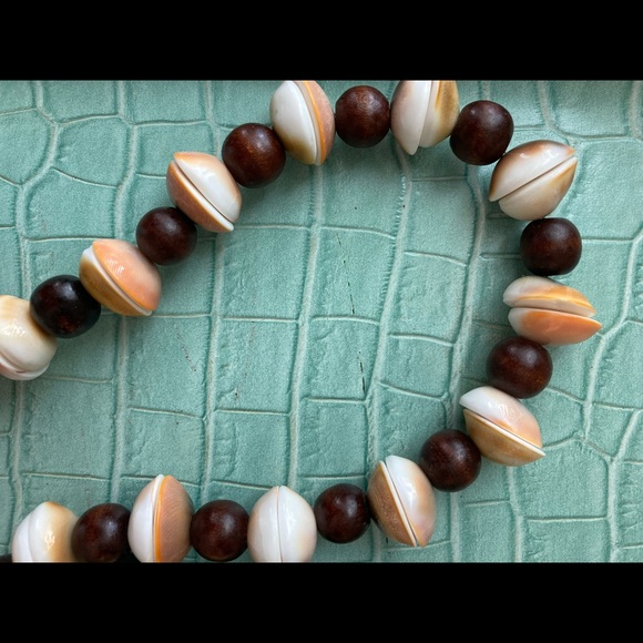 Natural Shell & Wood Necklace - Picture 2 of 3